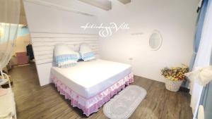 um pequeno quarto com uma cama num quarto em Whitiedoggie Villa II em Checheng