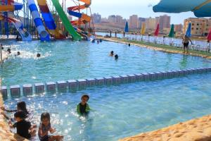 um grupo de crianças a nadar num parque aquático em The View Aqua Park em Marsa Matruh