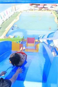 un niño nadando en una piscina en un parque acuático en The View Aqua Park en Marsa Matruh