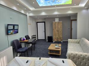 Posezení v ubytování Uyu Room Uşak Otel
