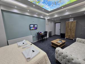 TV a/nebo společenská místnost v ubytování Uyu Room Uşak Otel