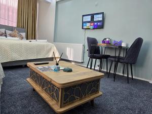 TV a/nebo společenská místnost v ubytování Uyu Room Uşak Otel