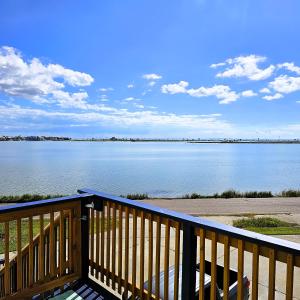una terraza con vistas a una gran masa de agua en Entire Upper Floor!, en Rockport