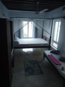 Dviaukštė lova arba lovos apgyvendinimo įstaigoje Bahari Guest House
