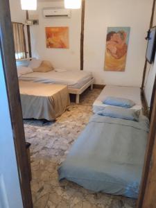Cama o camas de una habitación en casa de huéspedes selvática