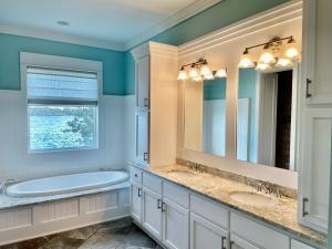 A bathroom at Navarre Bayhouse Retreat Még 60 kép