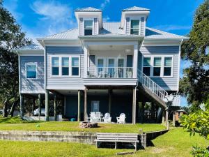 A garden outside Navarre Bayhouse Retreat