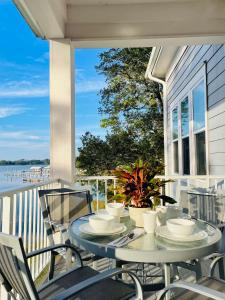 A balcony or terrace at Navarre Bayhouse Retreat