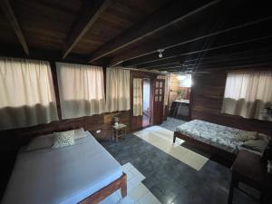 - une chambre avec 2 lits dans une chambre avec fenêtres dans l'établissement Perla Negra Beachfront, à Puerto Viejo