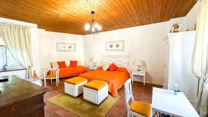 馬拉泰亞的住宿－B&B La Terazza Sul Cielo di Maratea，一间卧室设有两张床和木制天花板