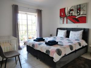 Un dormitorio con una cama con toallas azules. en Villa Rubix en Luz