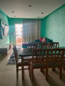 sala de estar con mesa de comedor y sillas en Palmera Beach, en Ain Sokhna