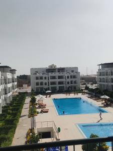 vistas a una gran piscina con edificios en Palmera Beach, en Ain Sokhna