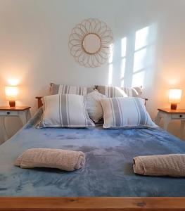 1 dormitorio con 1 cama grande y 2 almohadas en Lodge isleño Monte Blanco en Tigre