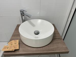 lavabo blanco en una mesa de madera en el baño en Marinai Home, en Catania 22 fotos más