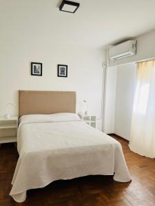 En eller flere senge i et værelse på Departamento confortable centro Wi Fi - cochera opcional