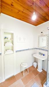 La salle de bains est pourvue d'un lavabo et d'un miroir. dans l'établissement B&B La Terazza Sul Cielo di Maratea, à Maratea