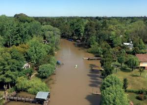 een luchtfoto van een overstroomde rivier met bomen bij Quinta isleña Monte Blanco - Pileta - Domingos Checkout 17 hs in Tigre