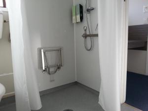 A bathroom at Orana Motor Inn & Restaurant