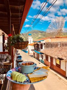 ein Teller mit Essen auf einem Balkon mit Blick auf eine Straße in der Unterkunft Hotel Plenitud Jardín in Jardin