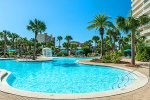 uma piscina num resort com palmeiras em Sterling Shores 918 condo em Destin