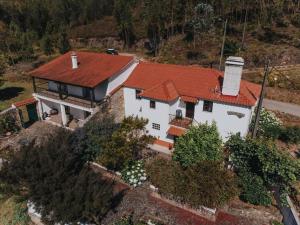 uma vista aérea de uma casa com um telhado vermelho em Casa da Milharica em Figueiró dos Vinhos
