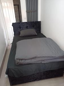 ein großes Bett in einem weißen Zimmer mit in der Unterkunft Budgeted Residence near Coventry Building Society (CBS) Arena with Parking in Exhall