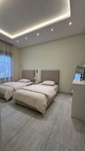 Smart luxury apartment 3bedrooms في الرياض: غرفة نوم بثلاث اسرة في غرفة