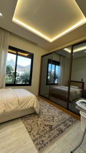 Smart luxury apartment 3bedrooms في الرياض: غرفة نوم بسريرين ومرآة كبيرة