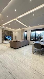 Smart luxury apartment 3bedrooms في الرياض: غرفة معيشة كبيرة مع أريكة وطاولة