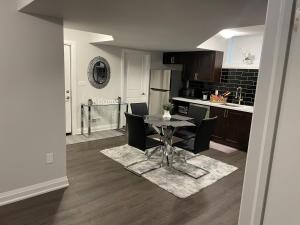Una cocina con una mesa y sillas en una cocina. en Calm & Cozy 2 Queen Bedroom Suite, en Niagara Falls