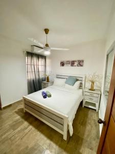 ein Schlafzimmer mit einem großen weißen Bett in einem Zimmer in der Unterkunft Madonna Pool Beach los Corales in Punta Cana