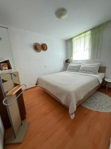 um quarto com uma cama grande e uma janela em Cozy Holiday Apartment em Izola