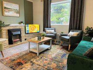 a living room with a tv and a fireplace at Ancaster House - Driveway - Great Contractor Base in Lincolnshire