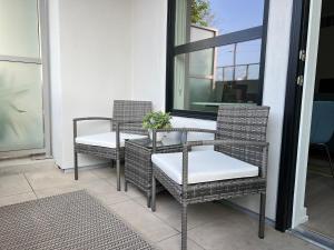 Calypso- Hollywood Apartment with Pool, Gym FREE parking的阳台或露台