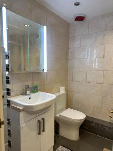 Ένα μπάνιο στο Flat Close To Leagrave Station Luton Airport