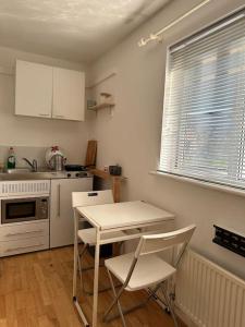 Η κουζίνα ή μικρή κουζίνα στο Flat Close To Leagrave Station Luton Airport