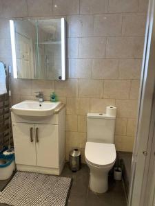 Ένα μπάνιο στο Flat Close To Leagrave Station Luton Airport +5 φωτογραφίες