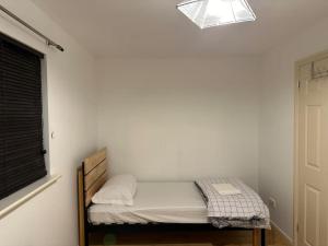 Ένα ή περισσότερα κρεβάτια σε δωμάτιο στο Flat Close To Leagrave Station Luton Airport
