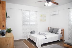 um quarto com uma cama e uma ventoinha de tecto em 212 APARTMENT em Rincon