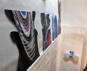 una pintura de una guitarra a un lado de una pared en Loft-House - Maison Vigneronne Village UNESCO, en Rivaz