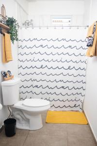 uma casa de banho com um WC e uma cortina de chuveiro em 212 APARTMENT em Rincon