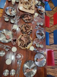un tavolo in legno con piatti di bicchieri da cibo e vino di Forest Healing Park Cheongyu a Gangneung
