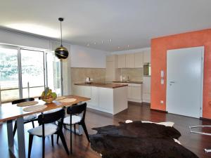 a kitchen and dining room with a table and chairs at Apartment Franz in Sattendorf