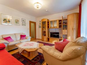 ein Wohnzimmer mit 2 Sofas und einem Couchtisch in der Unterkunft Schmitzer in Mühldorf