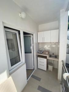 Kuchyň nebo kuchyňský kout v ubytování Apartmani Resetar