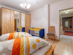 ein Schlafzimmer mit einem Bett, einem Tisch und einem Stuhl in der Unterkunft Schmitzer in Mühldorf