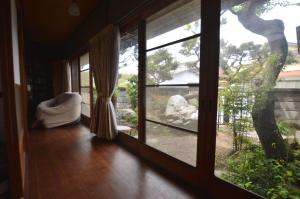 Pokój z oknem wychodzącym na drzewo w obiekcie Guest House Ilonggo w mieście Tsu
