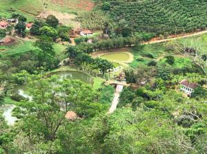 Una vista aérea de un parque con dos estanques y árboles. en Fazenda inteira e centenária para seu grupo, en Bom Jardim 5 fotos más