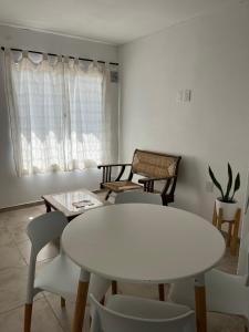 salon z białym stołem i krzesłami w obiekcie Departamento Hilario w mieście San Rafael